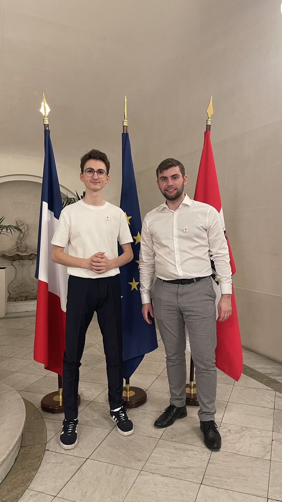 The two Ablatic co-founders stand in front of the French, European and Austrian flags.